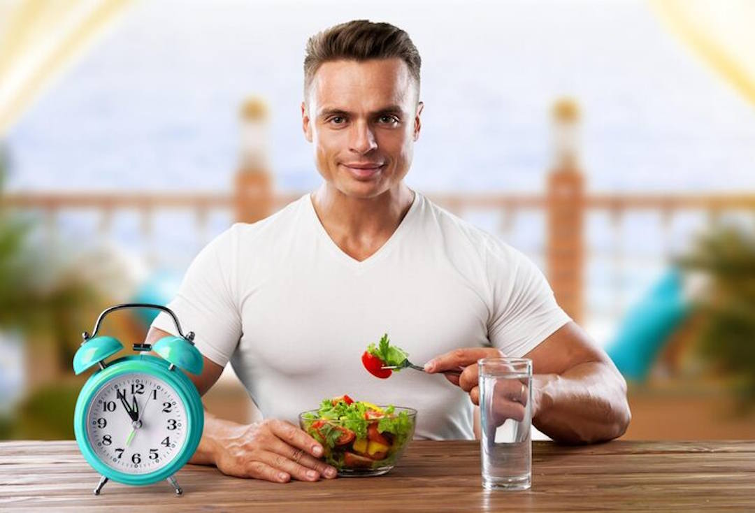 Un homme qui mange pendant un jeûne intermittent
