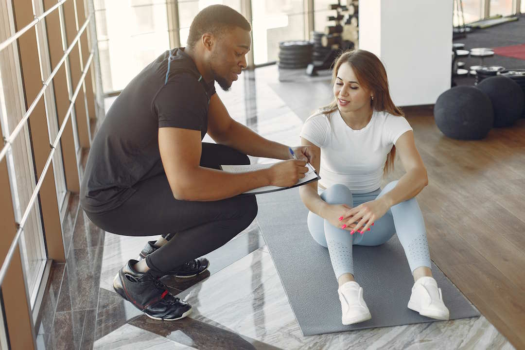 Un coach qui fait un plan d'enregistrement 
