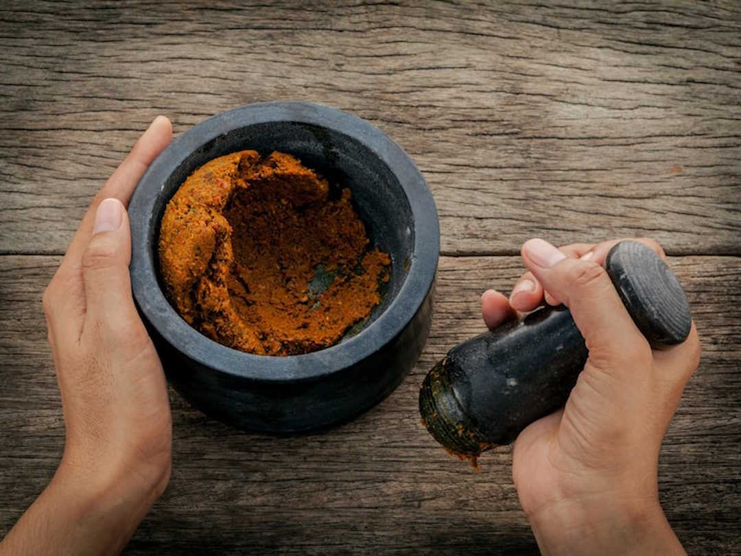 Une personne qui prépare de la poudre d''Ashwagadandha 