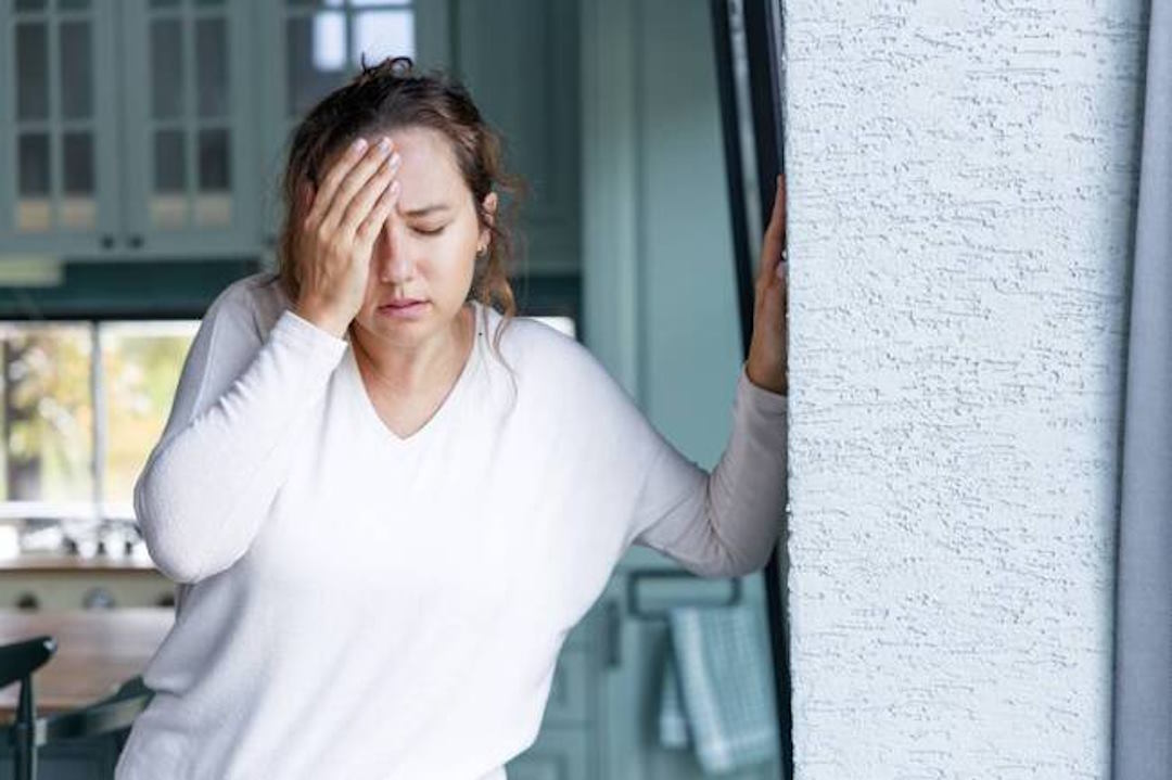 Une jeune femme qui fait une malaise