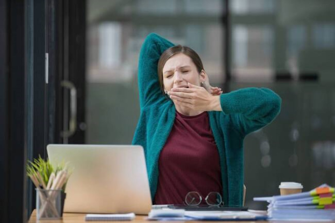Une femme qui est fatigué, manque de magnésium