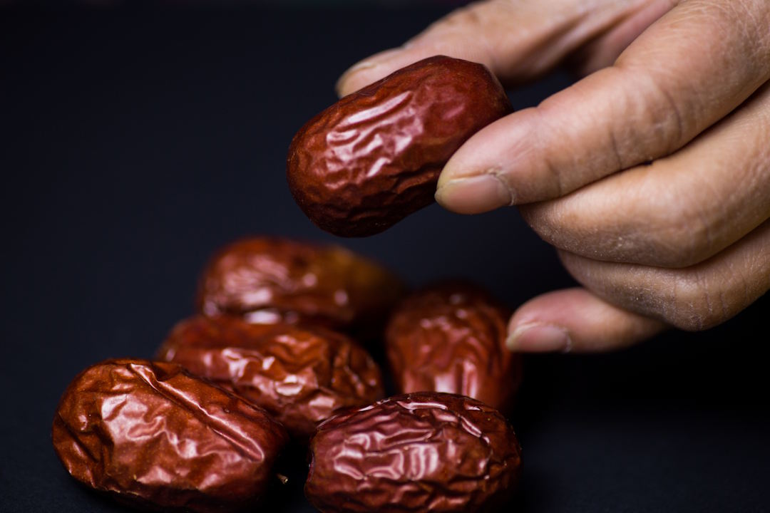 Une personne qui mange des dattes pour les bienfaits
