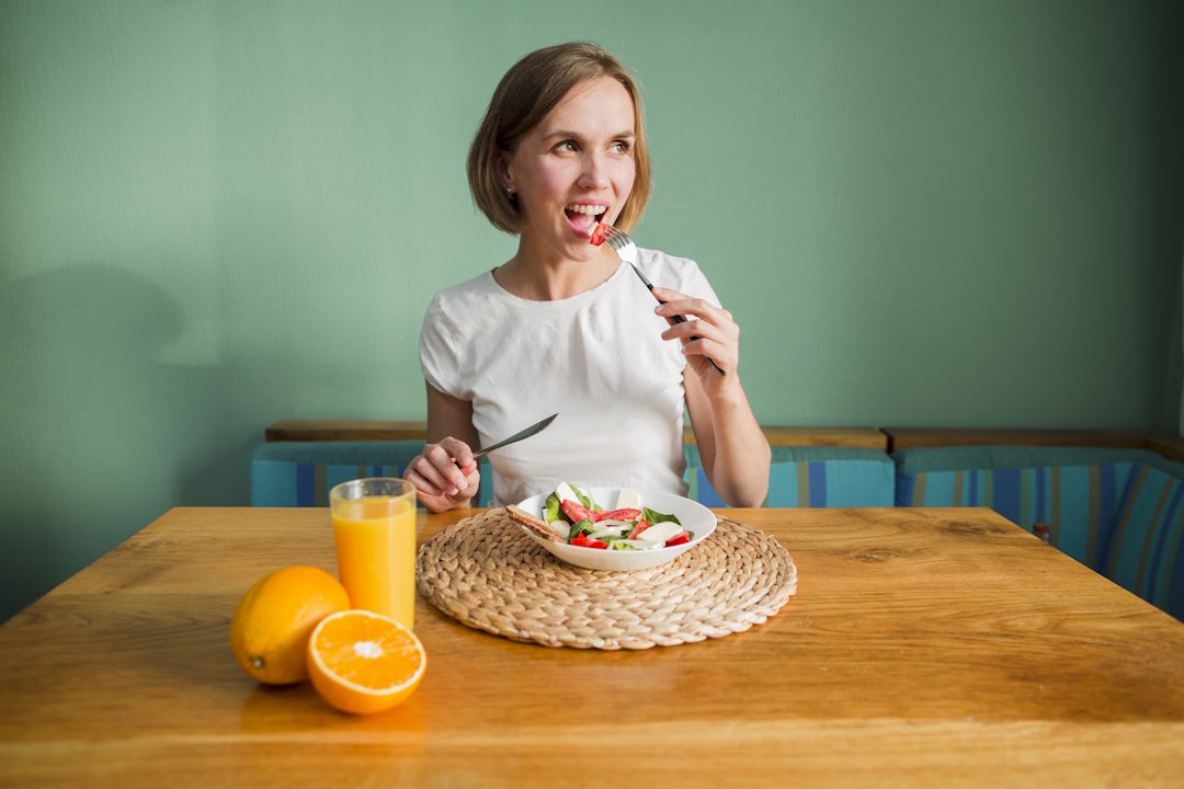 Une femme qui prend un aliment bien équilibré