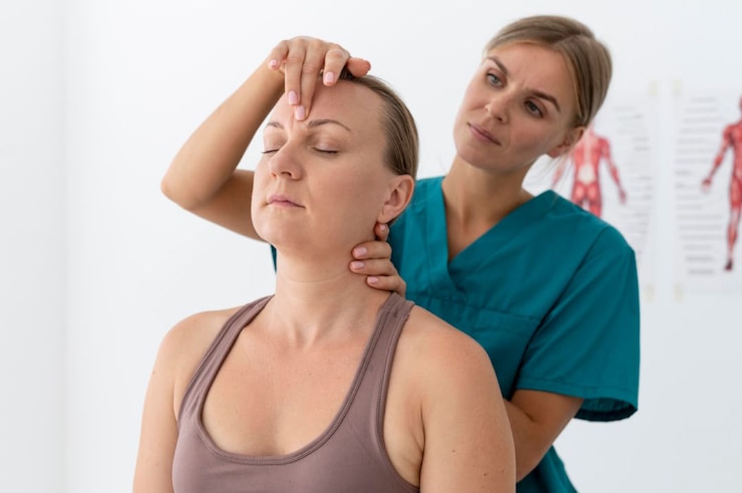 Une femme qui consulte à cause d'une arthrose cervicale