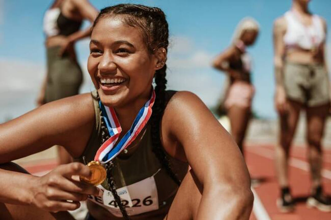 Une femme qui a gagné un médaille