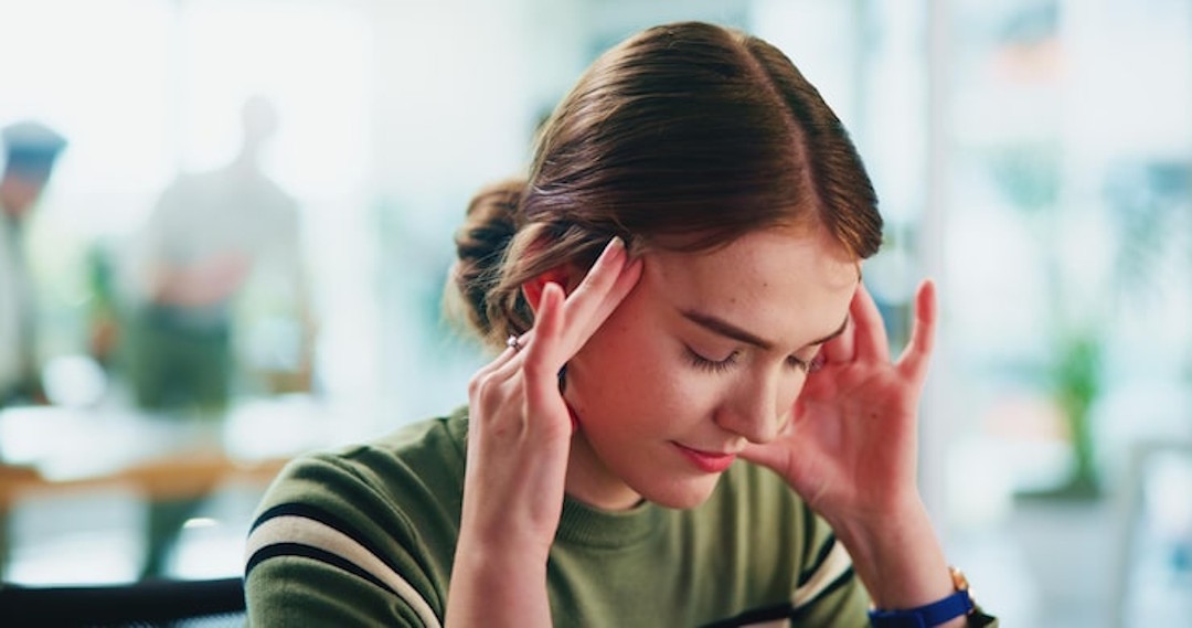 Une femme qui souffre de migraine