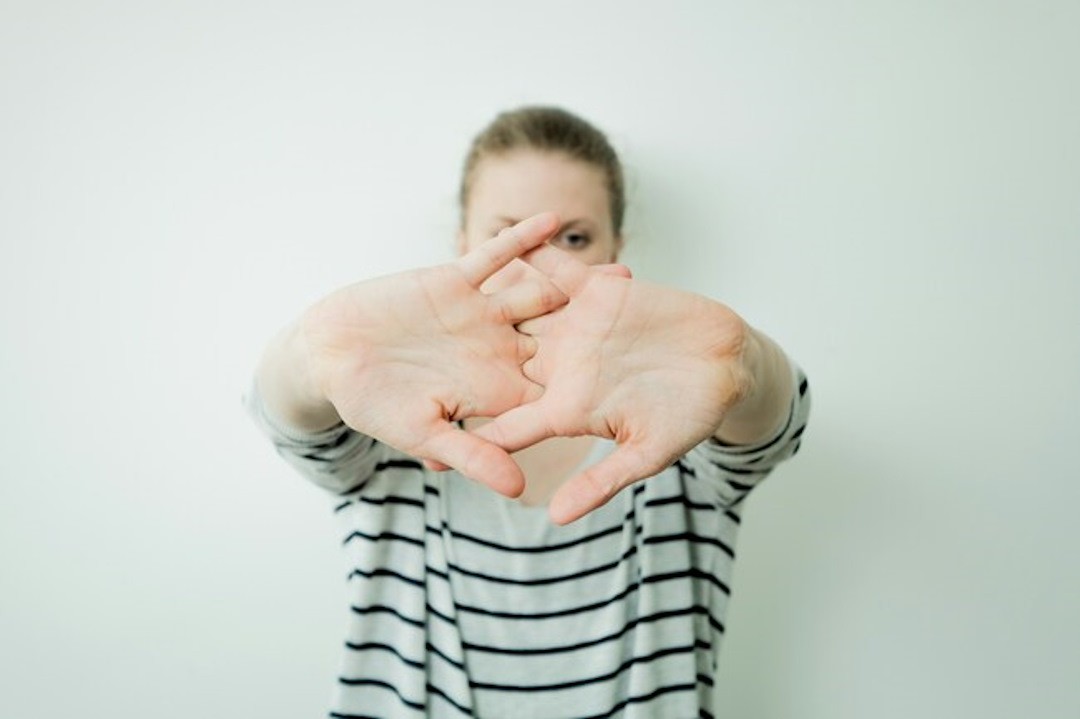 Une femme qui fait des exercices pour les articulations