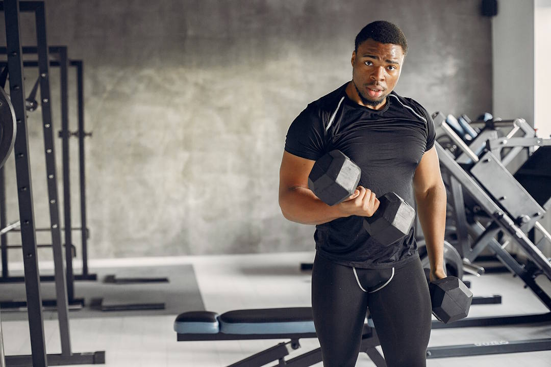 Un homme en pleine séance de musculation
