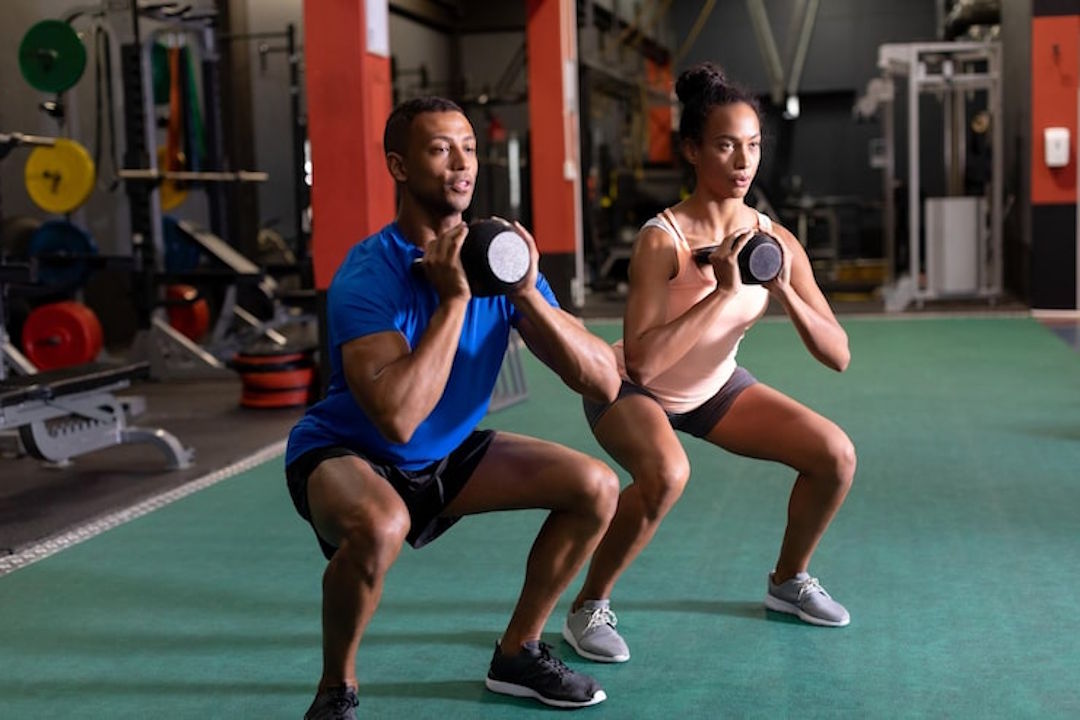 Un couple en pleine séance de musculation avec les effets de la whey