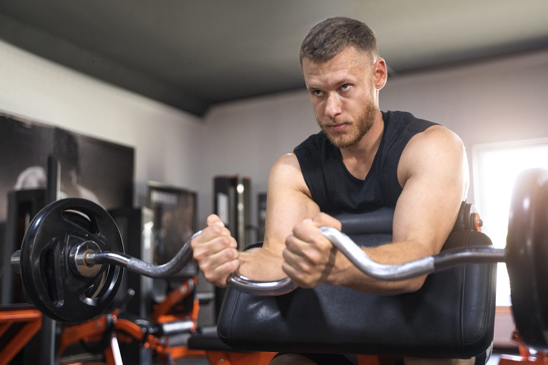 Un homme en plein soulevé de poids pour la musculation