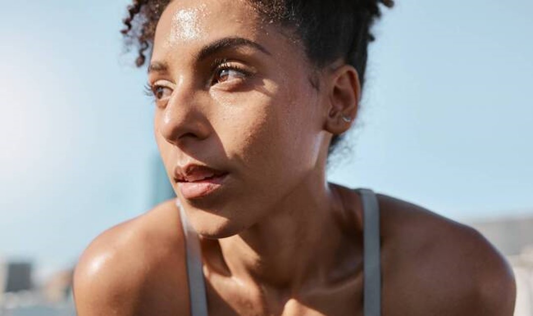 Une femme qui a beaucoup de sueur après une activité physique