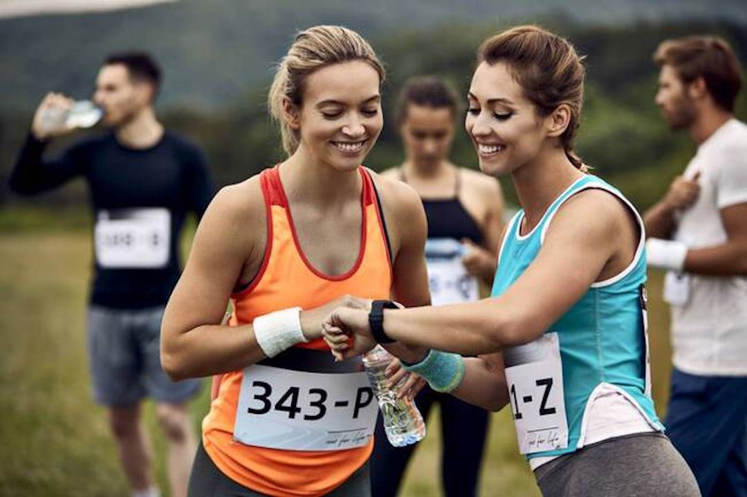 Deux jeunes femmes qui viennent de faire une course à pied 