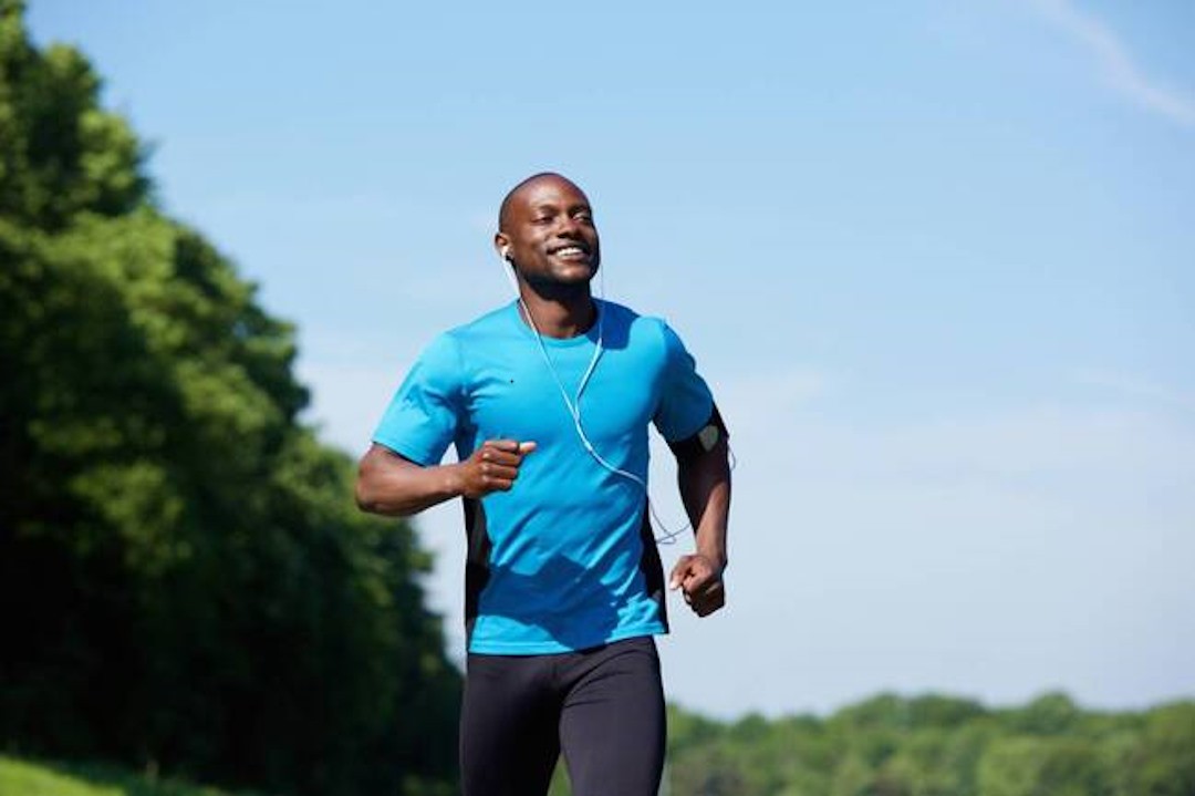 Un homme qui fait son footing pour la santé