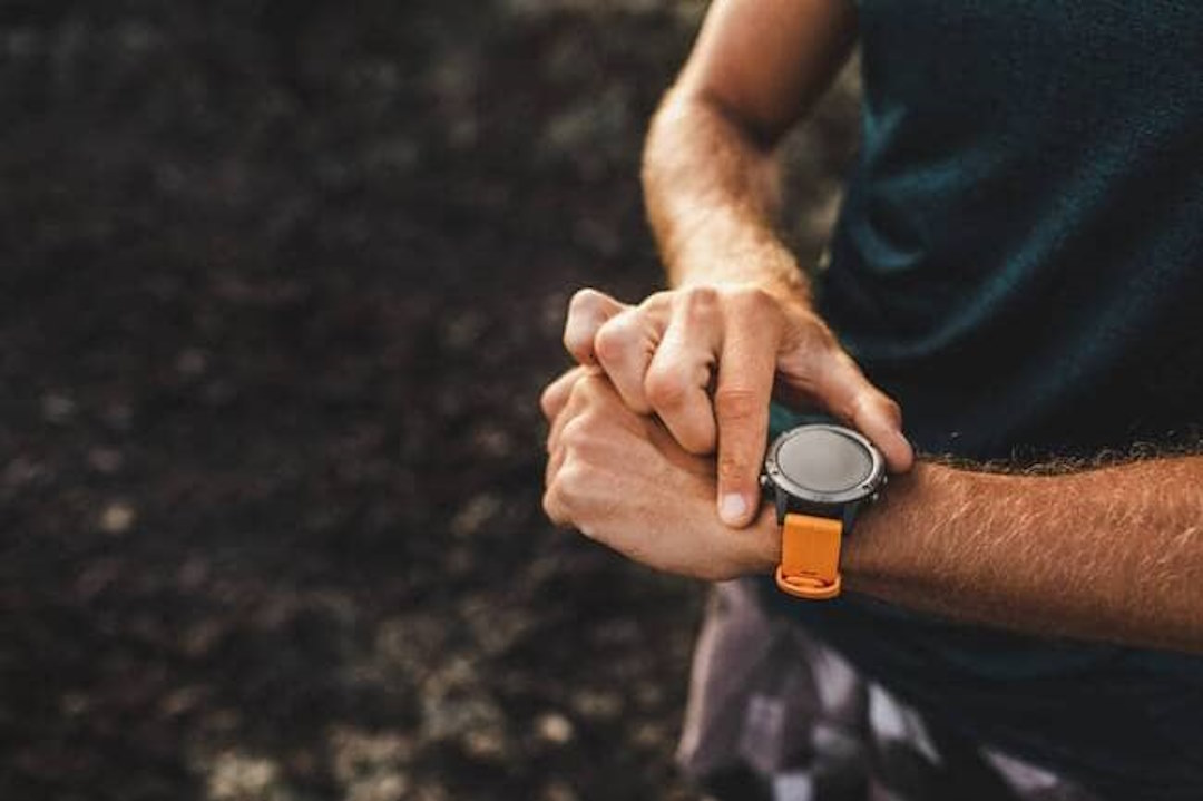 Un homme qui calcule l'heure de son semi-marathon