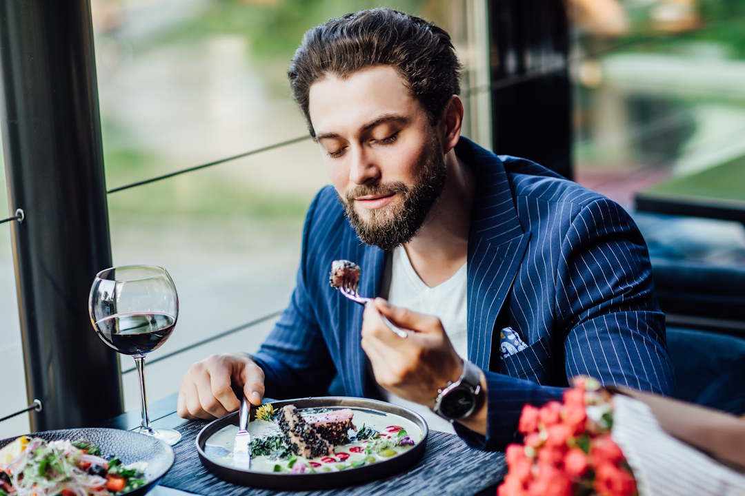 Un homme qui mange une assiette de l'huile de foie de morue