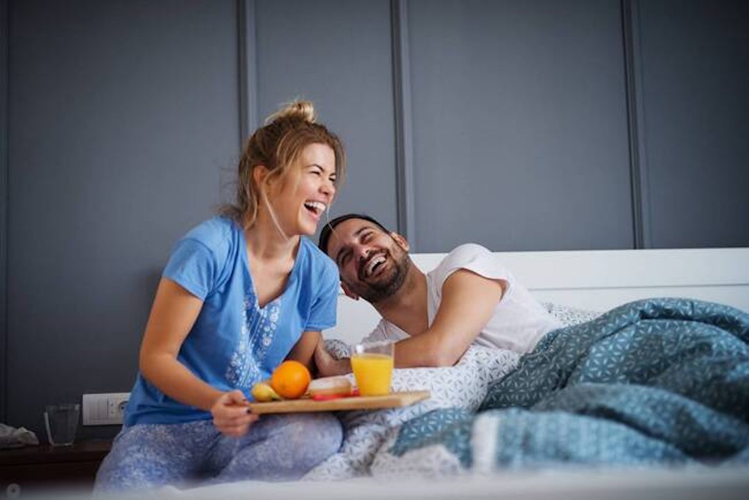 Un couple qui prend du vitamine C le soir