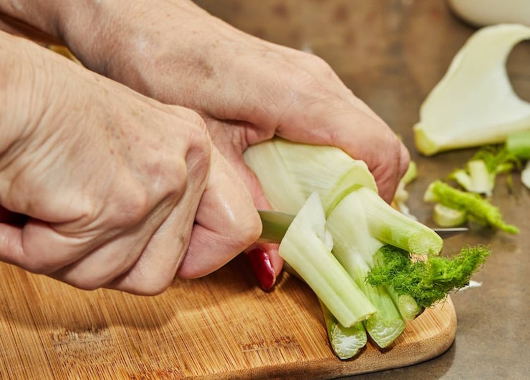 Une femme qui prépare de la fenouil