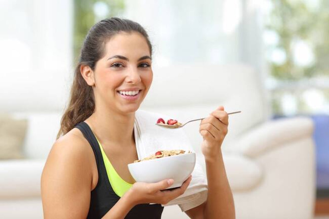 Une femme qui prend son petit déjeuner