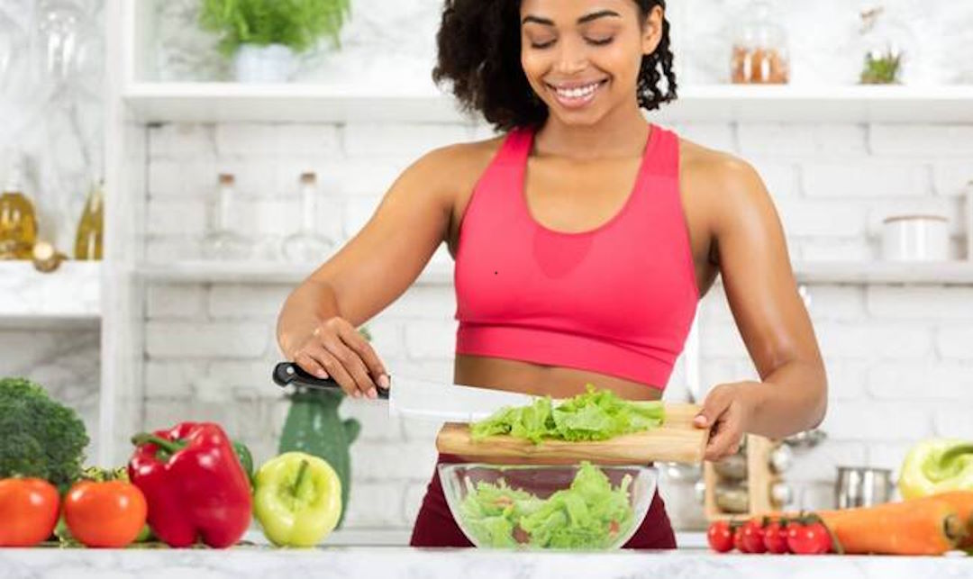 Une femme qui prépare de la salade
