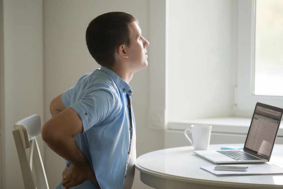 Un jeune homme qui a mal à la hanche