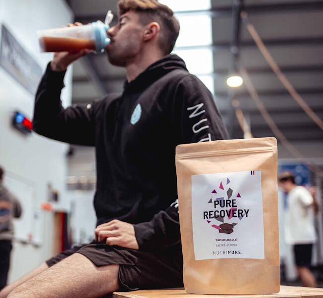 Un homme qui prends son whey 
