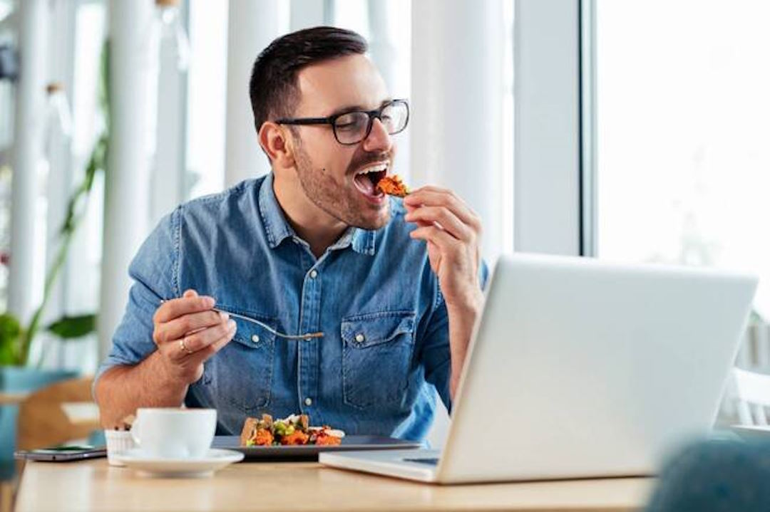 Un homme qui mange un plat riche en vitamine D