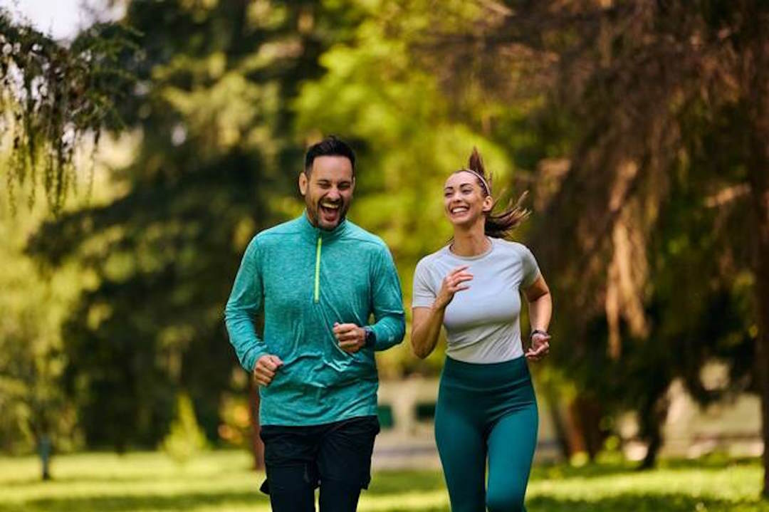 Un homme et une femme qui font de la course à pied