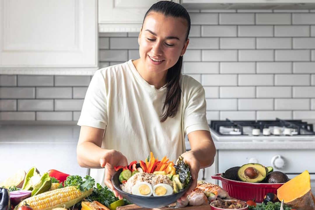 Une femme qui prépare une assiette de régime FOODMAP