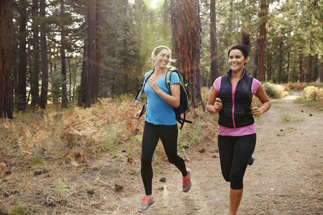 Deux femmes qui pratique de la course à pied