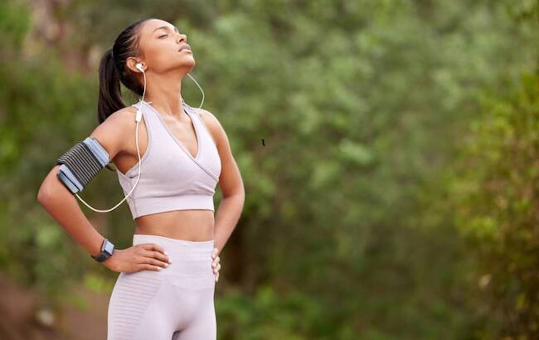 Une femme en tenue de sport qui fait des respirations