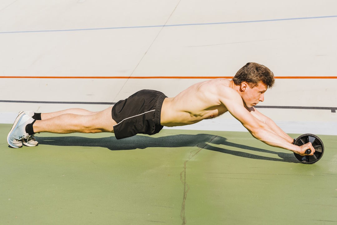 Roue abdominale debout