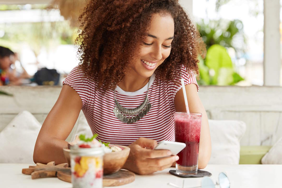 Une femme qui prend un petit déjeuner riche en vitamine C