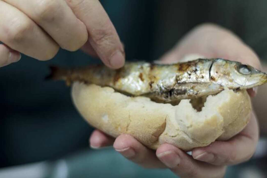 Une personne qui prépare un poisson excellente source d'oméga 3
