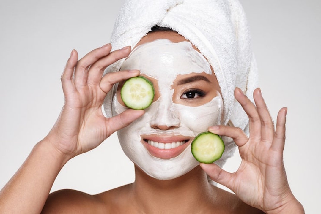 Une femme qui fait des soins sur son visage