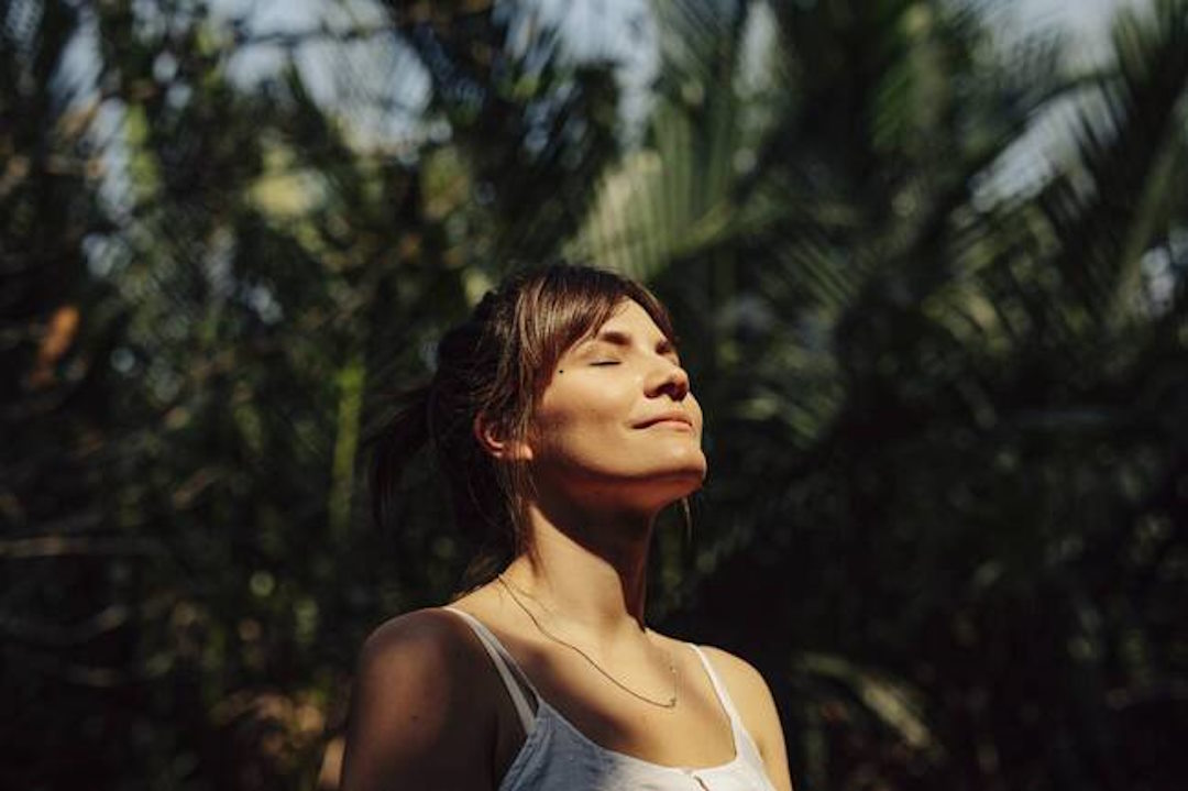 Une femme qui prend un peu de la vitamine D