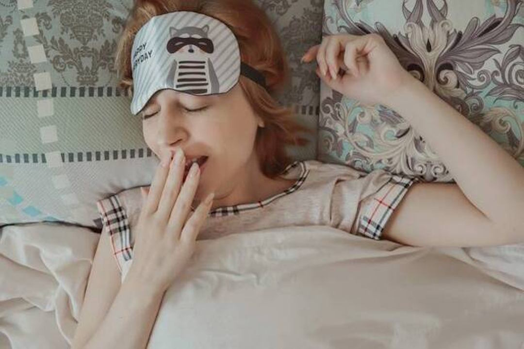Une femme qui se réveil après avoir bien dormi grâce au Ashwagandha