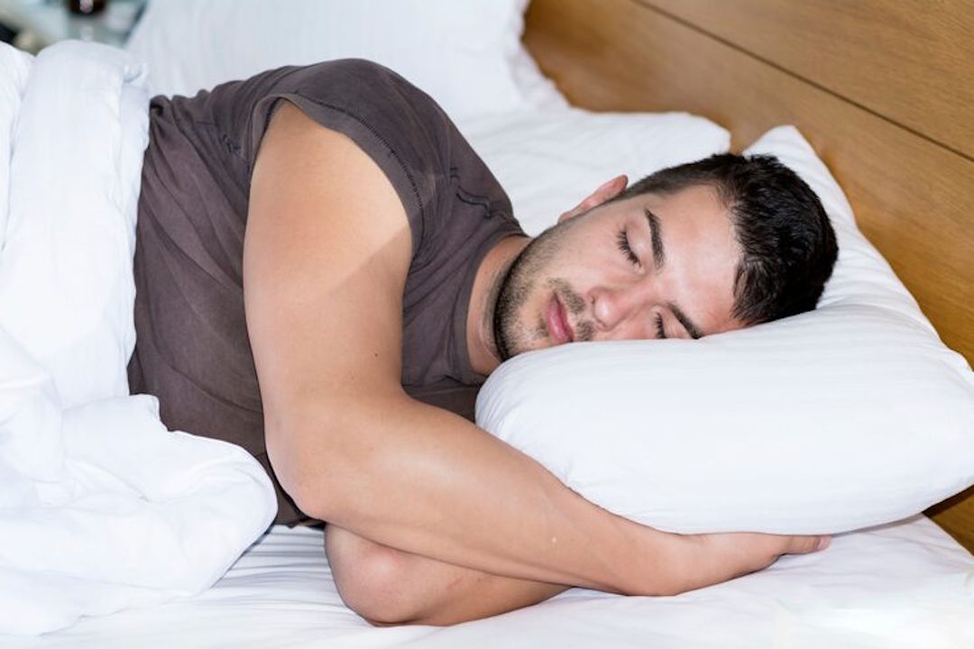 Un homme qui dort bien grâce à la Glycine