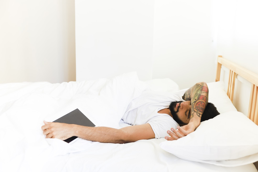 Un homme qui dort grâce à la mélatonine