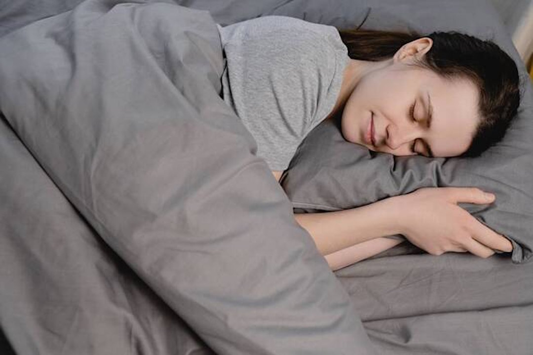 Une femme qui dort bien grâce à l'oméga 3
