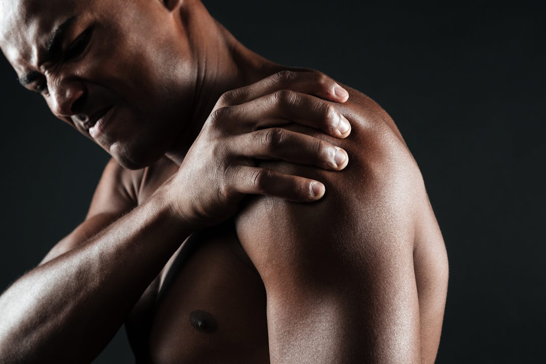 Un homme qui souffre de douleur à l'épaule