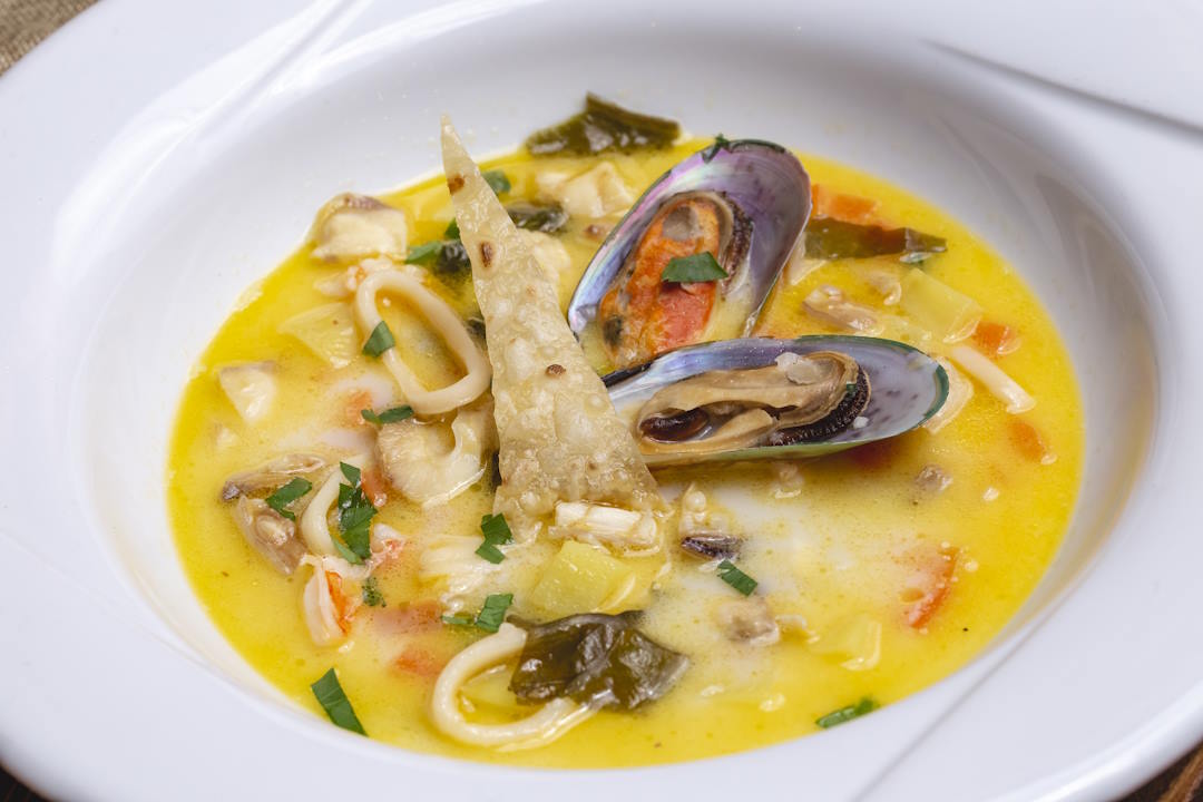 Une assiette de soupe de fruits de mer
