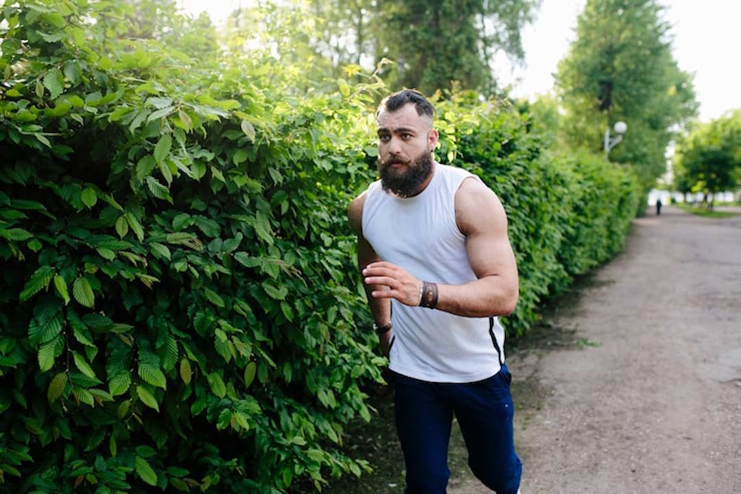 Un homme en plein jogging