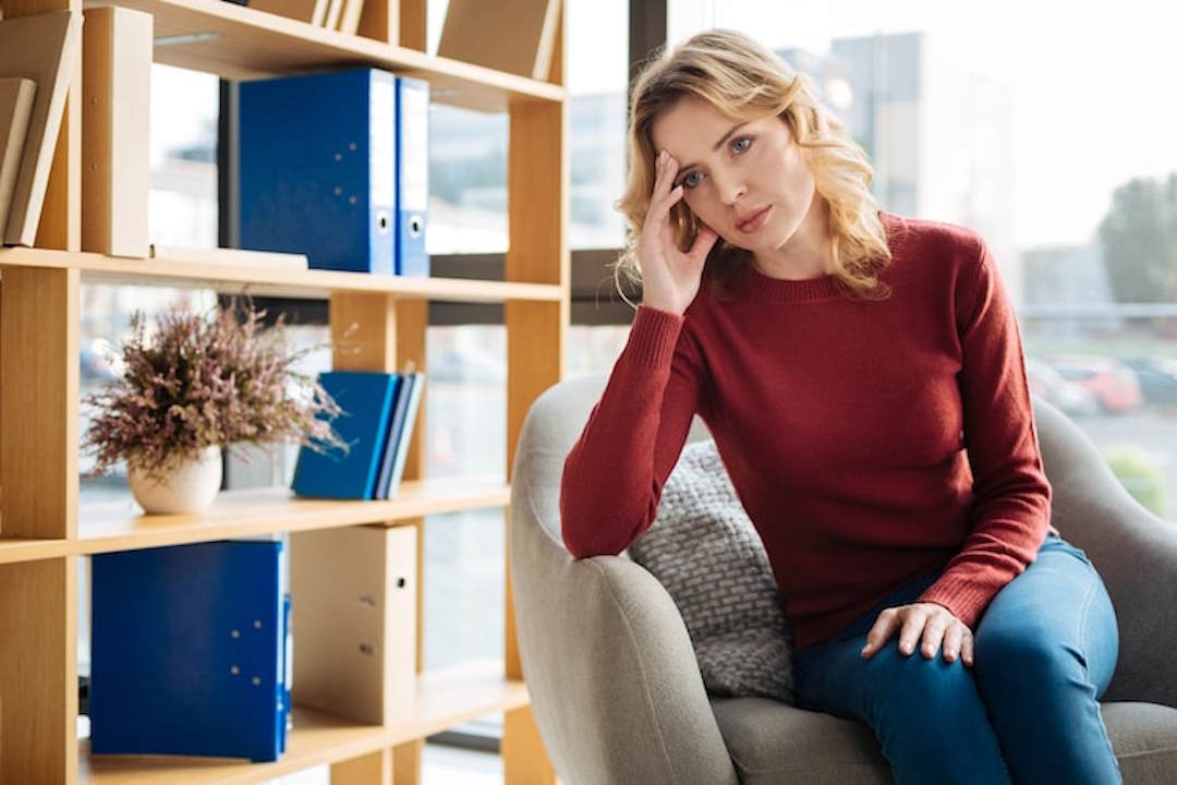 Une femme stressée assise sur une chaise