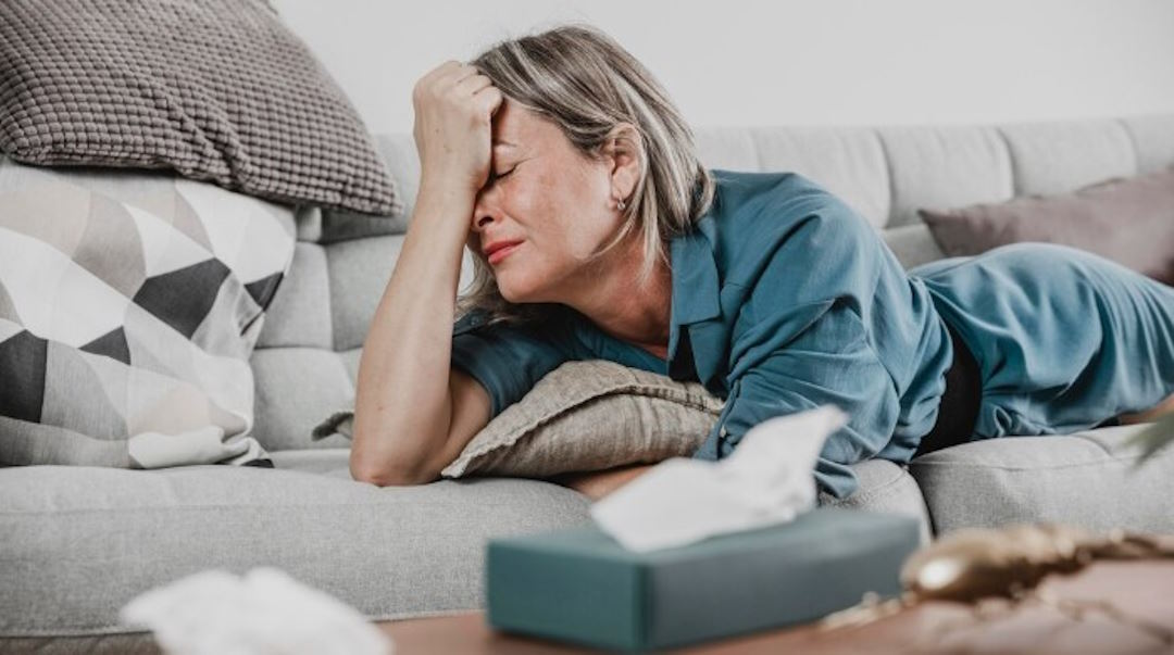 Une femme qui se sent stresser par manque de magnésium
