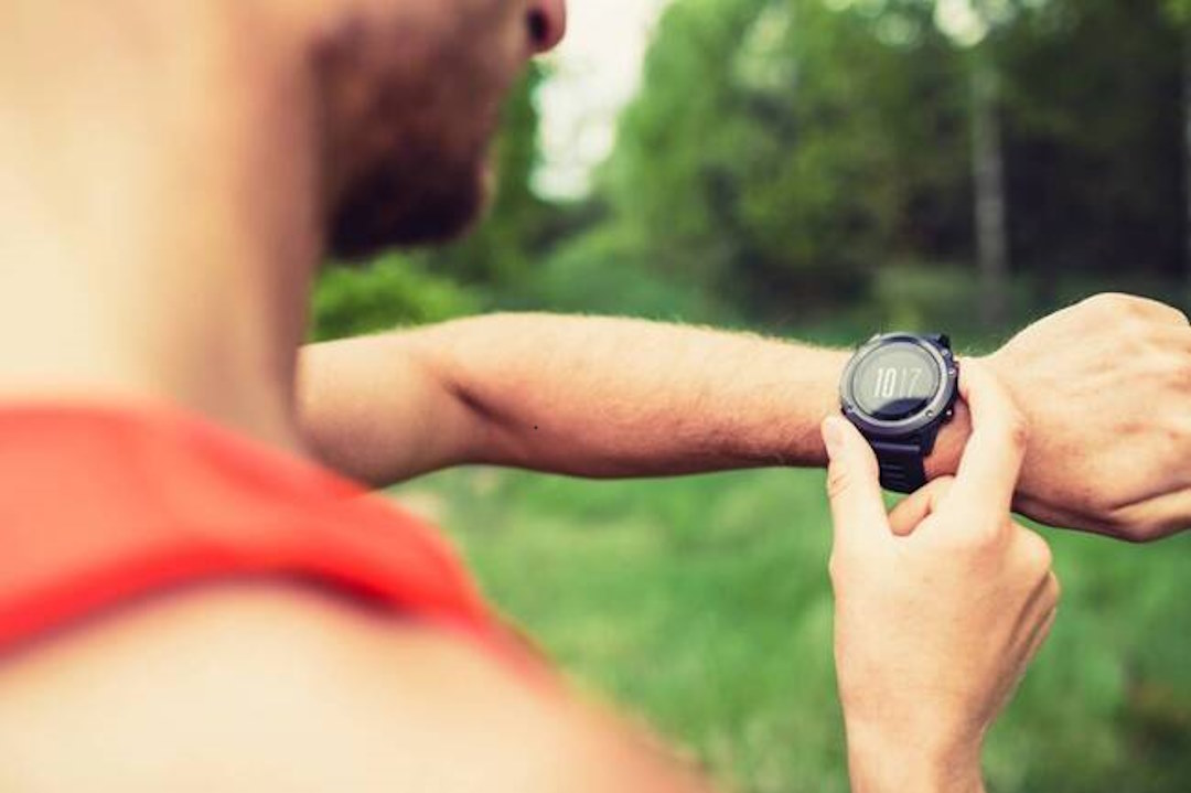 Un homme qui regarde sur son montre, le parcours qu'il a fait