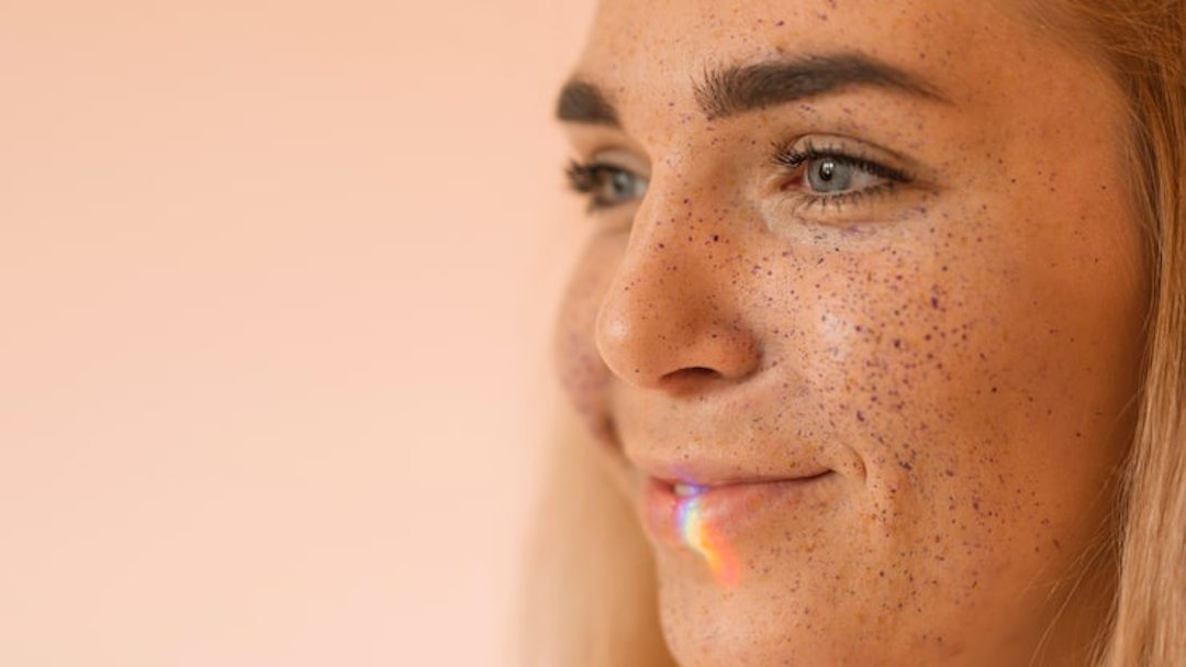 Une femme qui a la peau ferme et éclatante 