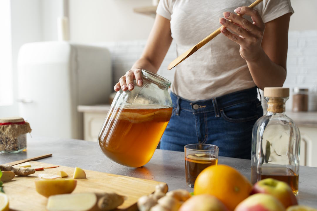 Le kombucha a ses bienfaits sur la digestion et l’équilibre du microbiote intestinal.