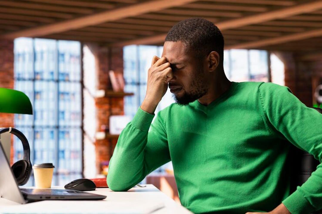 Un homme fatigué à cause d'un CPR élevé
