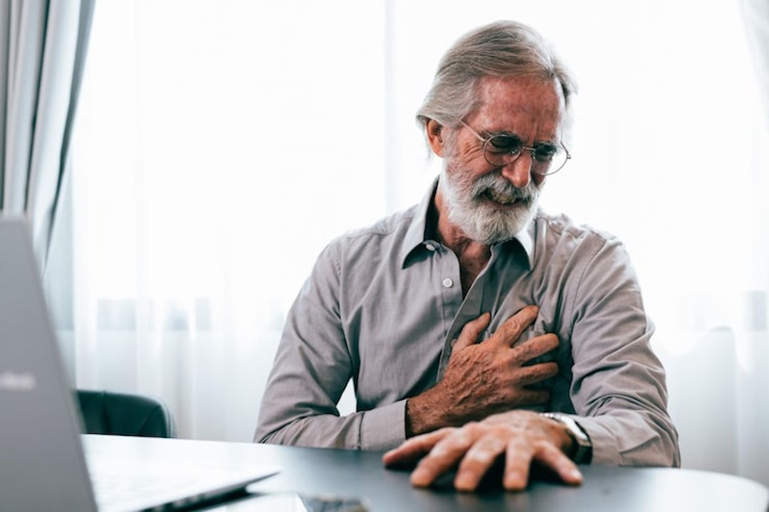 Un homme qui souffre de trouble cardiaque à cause d'un surdosage de magnésium