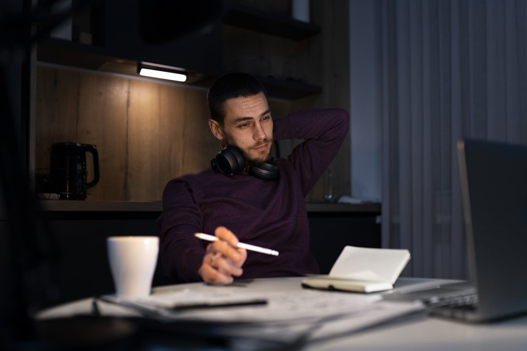 Un homme qui travaille de nuit sans mélatonine